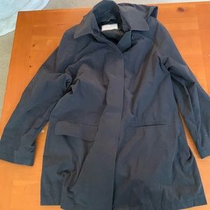 London Fog women’s black, hooded raincoat size 6 reg. Good used condition.